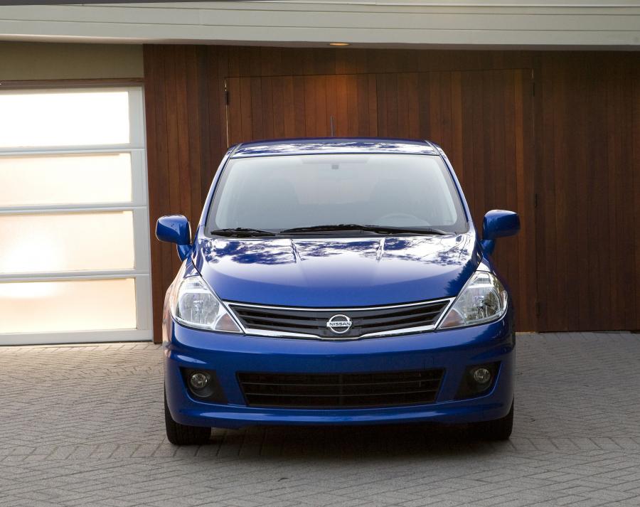  Nissan Versa Hatchback 2010 года  (фото 16 из 30)